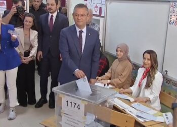 CHP lideri Özgür Özel Manisa’da oyunu kullandı