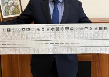 En uzun oy pusulası 1 metre ile İstanbul’da