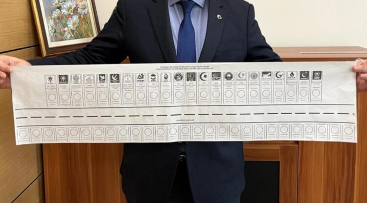En uzun oy pusulası 1 metre ile İstanbul’da