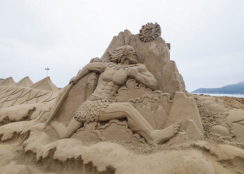 Çin’de ejderha kültüründen esinlenen kumdan heykeller festivale hazırlanıyor