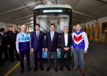 İmamoğlu, yüzde 100 elektrikli, 420 kişilik metrobüsün test sürüşüne katıldı