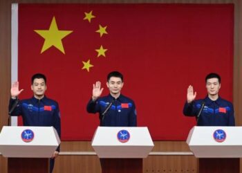 Çin’in Shenzhou-18 görevinin astronotları basınla buluştu