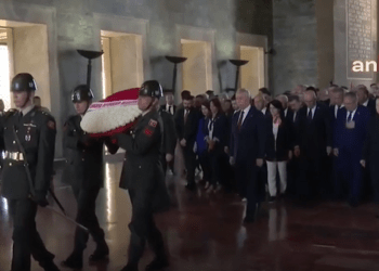 Ankara’nın yeni seçilen CHP’li belediye başkanları Anıtkabir’i ziyaret etti