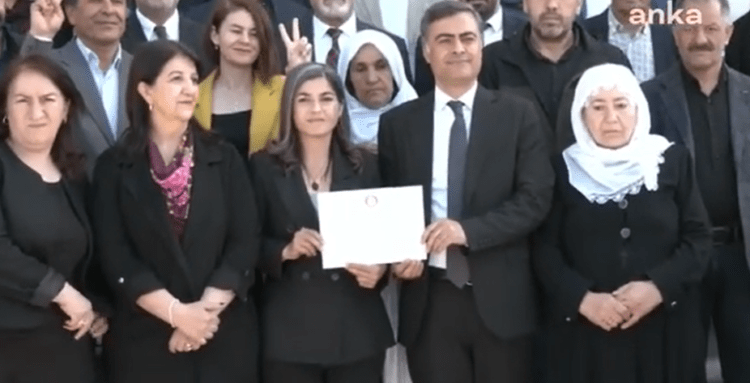 Van Büyükşehir Belediye Başkanı seçilen Abdullah Zeydan mazbatasını aldı