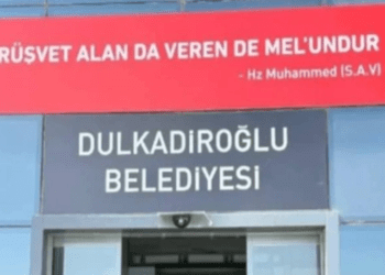 Yeniden Refah kazandığı 65 belediyenin girişine “rüşvet” tabelası astı