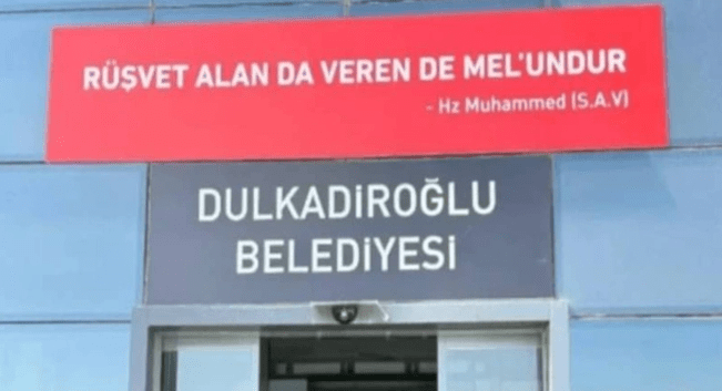 Yeniden Refah kazandığı 65 belediyenin girişine “rüşvet” tabelası astı