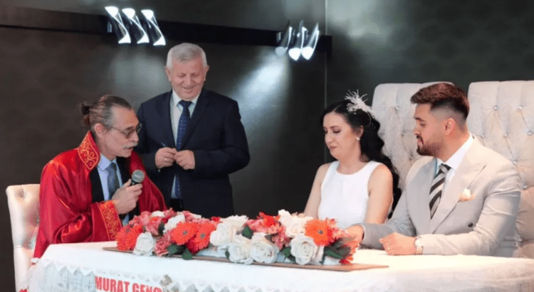 Erdal Beşikçioğlu belediye başkanı olarak ilk nikahını kıydı