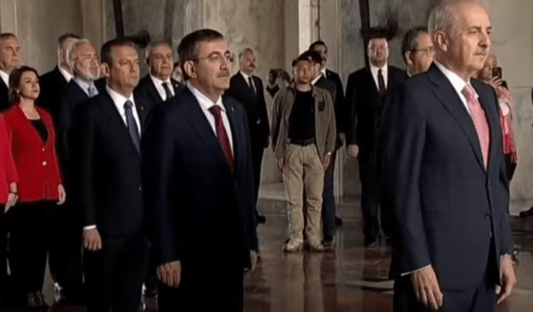 23 Nisan törenine siyasi parti liderlerinden yalnızca Özgür Özel katıldı