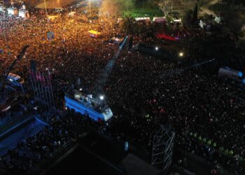 Halk ayağa kalktı