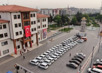 AKP’den CHP’ye geçen belediyede ihtiyaç fazlası 38 araç, meydanda sergilendi