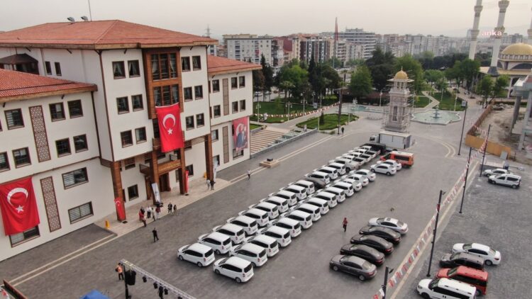 AKP’den CHP’ye geçen belediyede ihtiyaç fazlası 38 araç, meydanda sergilendi