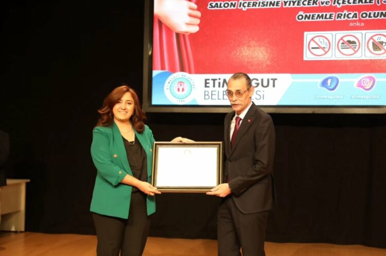 Erdal Beşikçioğlu mazbatasını aldı