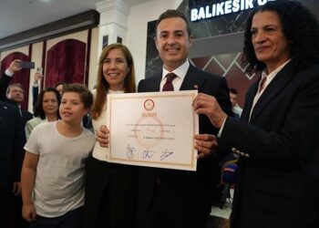 AKP’li başkan indirimleri iptal etmişti! Ahmet Akın mazbatasını aldı ‘indirime devam’ dedi