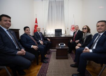 Kurtulmuş, yeni anayasa çalışmaları için Saadet – Gelecek grubunu ziyaret etti