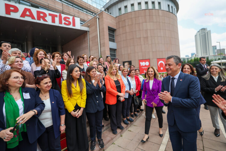 Özgür Özel: “Tüzük değiştiğinde kadın kollarının güçlendirilmesini istiyoruz”