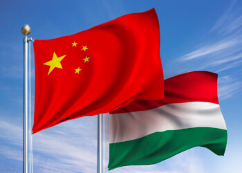 Xi Macaristan Cumhurbaşkanı ve Başbakanı tarafından törenle karşılandı