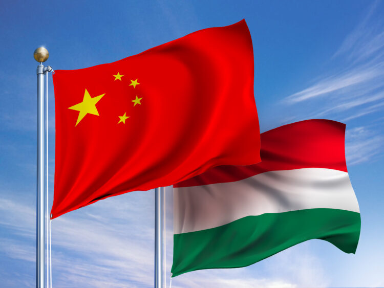 Xi Macaristan Cumhurbaşkanı ve Başbakanı tarafından törenle karşılandı