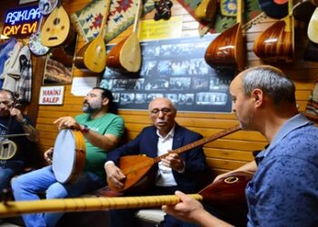 Aşıklar Kahvesi’nde 69 yıldır sadece saz çalınıp türkü söyleniyor