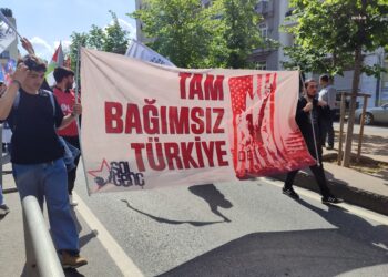 SOL Parti üyeleri İstanbul’da ‘bağımsızlık’ yürüyüşü düzenledi