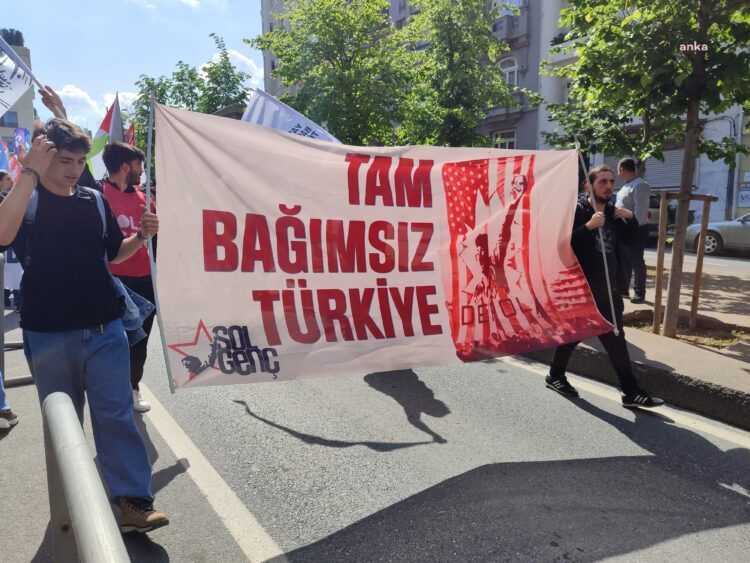 SOL Parti üyeleri İstanbul’da ‘bağımsızlık’ yürüyüşü düzenledi