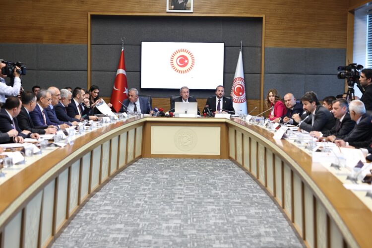 Emekli askerlere ‘ekran yasağı’ teklifi geri çekildi