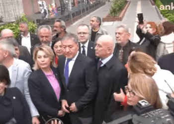 Yeni müfredat protestosu! CHP’li vekiller Milli Eğitim Bakanlığı’na yürüdü