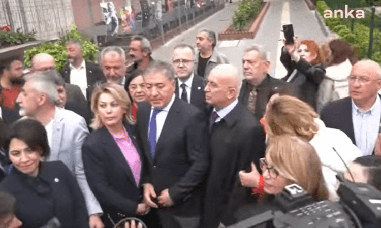 Yeni müfredat protestosu! CHP’li vekiller Milli Eğitim Bakanlığı’na yürüdü