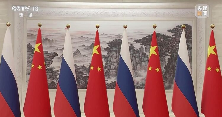 Çin Cumhurbaşkanı Xi, resmi ziyaret için Beijing’de bulunan Putin ile görüştü