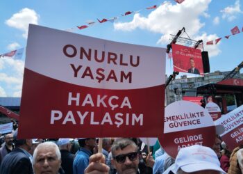 Türkiye’nin dört bir yanından binlerce emekli Ankara Tandoğan Meydanı’nda