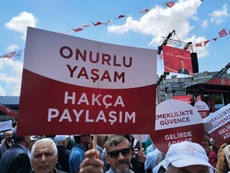 Türkiye’nin dört bir yanından binlerce emekli Ankara Tandoğan Meydanı’nda