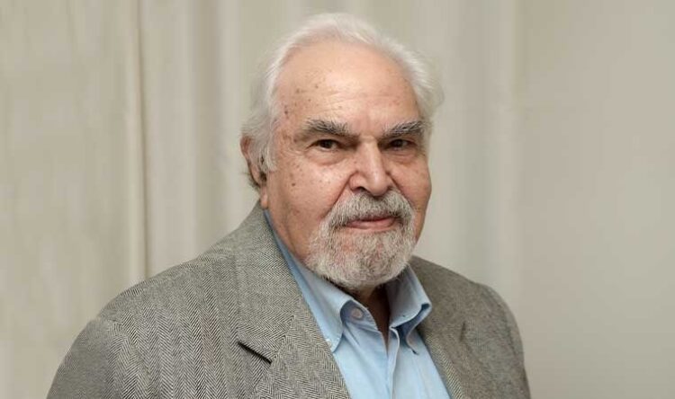 Cumhuriyet gazetesi yazarı Erdal Atabek hayatını kaybetti