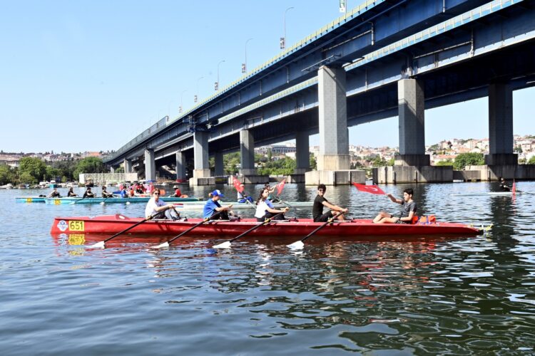 Beyoğlu’nda 19 Mayıs coşkusu denize taştı…
