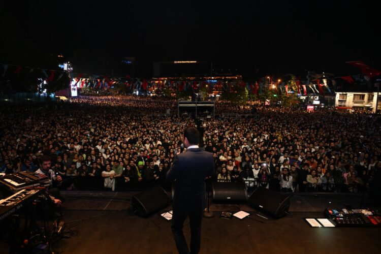 Beşiktaş Gençlik Festivali konserlerinde usta isimler sahne aldı