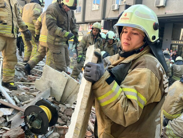 İstanbul Küçükçekmece’de bir bina çöktü: 1 kişinin cansız bedenine ulaşıldı