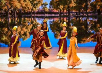 Çin’in Xinjiang bölgesinden sanatçılar İstanbul’da performans sergiledi