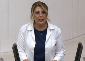 CHP’li Gezmiş’ten eczacılar için yeşil pasaport talebi