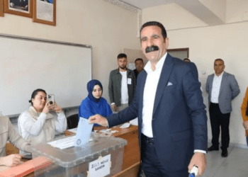 Siyasilerden Hakkari Belediyesi’ne kayyım kararına tepki