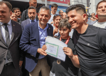 Özgür Özel: “Karne sevinci yaşayan tüm öğrencilerimizi tebrik ediyorum”