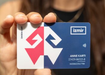 İzmir’de hak sahiplerine ”Anne Kart” dağıtılmaya başlandı