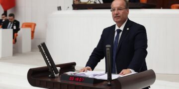 Türkiye’de yakalanan çete liderlerinin 20,5 metrelik listesi TBMM’de yere serildi