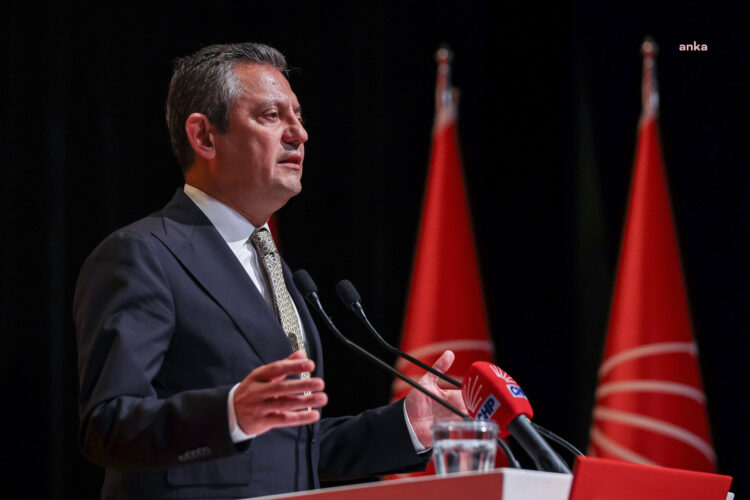 Özgür Özel, TBB başkanlık seçimleri öncesinde CHP’li delegelerle bir araya geldi