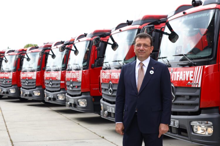 İstanbul itfaiyesi yeni araçlarını tanıttı