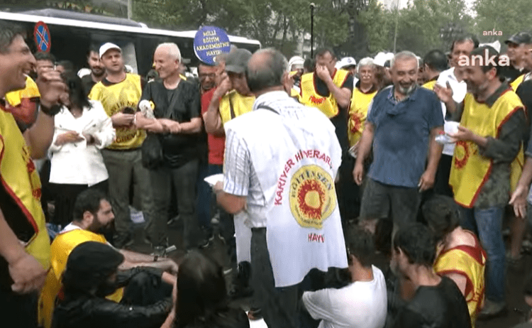 Öğretmenler, MEB önünde oturma eylemi başlattı