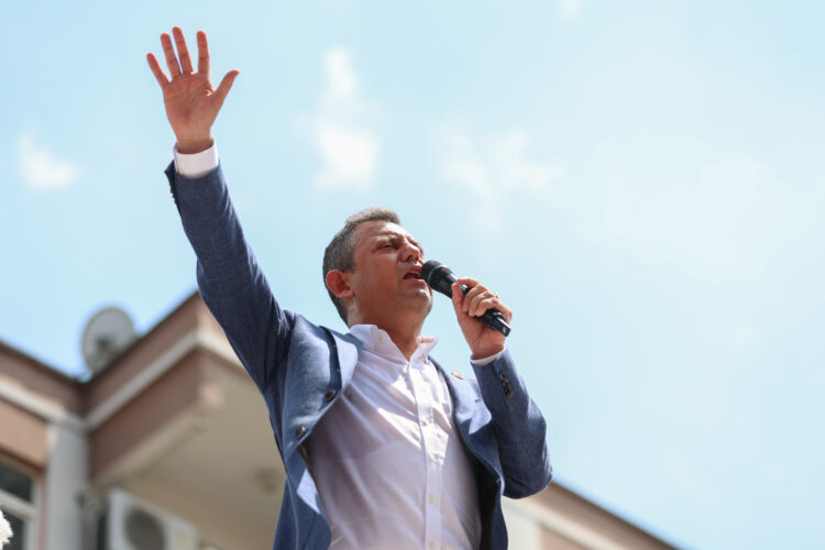 Özgür Özel Balıkesir’de: “Bu kart halk ile CHP arasında bir köprü kuracak”