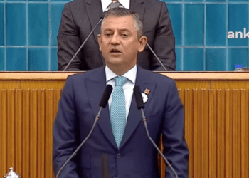 Özgür Özel Özel, kürsüden çağrıda bulundu: ‘Bu akşam 21.00’da başlıyoruz!’