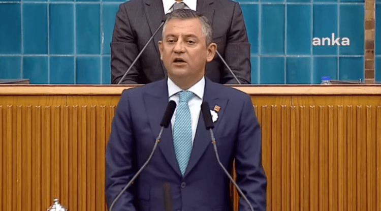 Özgür Özel Özel, kürsüden çağrıda bulundu: ‘Bu akşam 21.00’da başlıyoruz!’