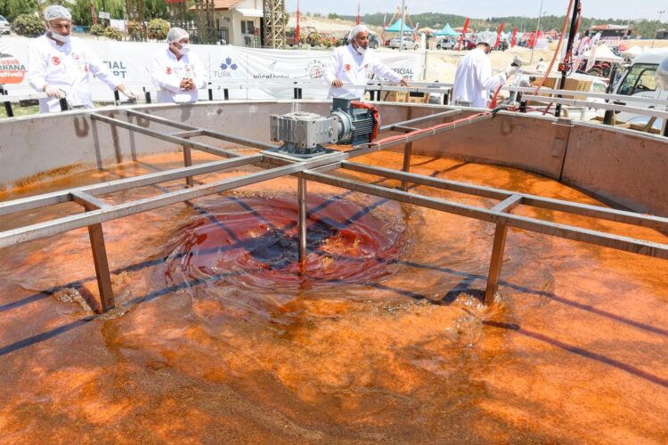 Uşak’ta dev kasede pişirilen tarhana Guinness Rekorlar Kitabı’na girdi