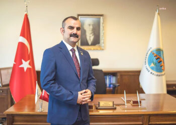 Ediz Martin İYİ Parti’den istifa ettiğini ve CHP’ye katılacağını açıkladı