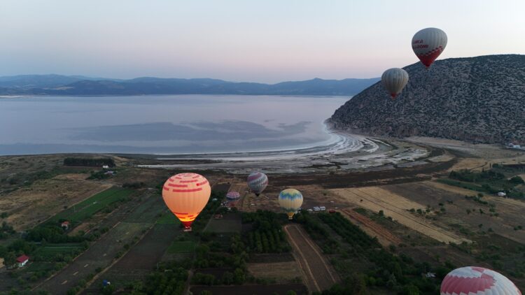 Salda Gölü’nde balon uçuşları başladı