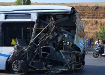 Sefaköy’de metrobüs kazası: Ölü ve yaralılar var